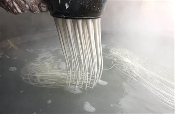 仿手工紅薯粉條機生產線是怎樣加工粉條的？漏瓢環(huán)節(jié)有哪些講究？